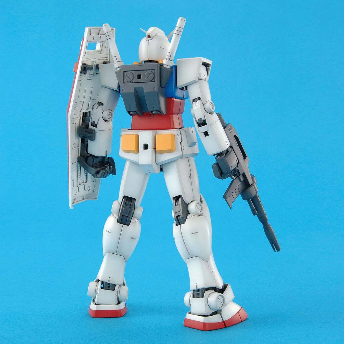 Bandai MG 1/100 Gundam RX-78-2 (Ver 2.0) Model Kit - Image 3