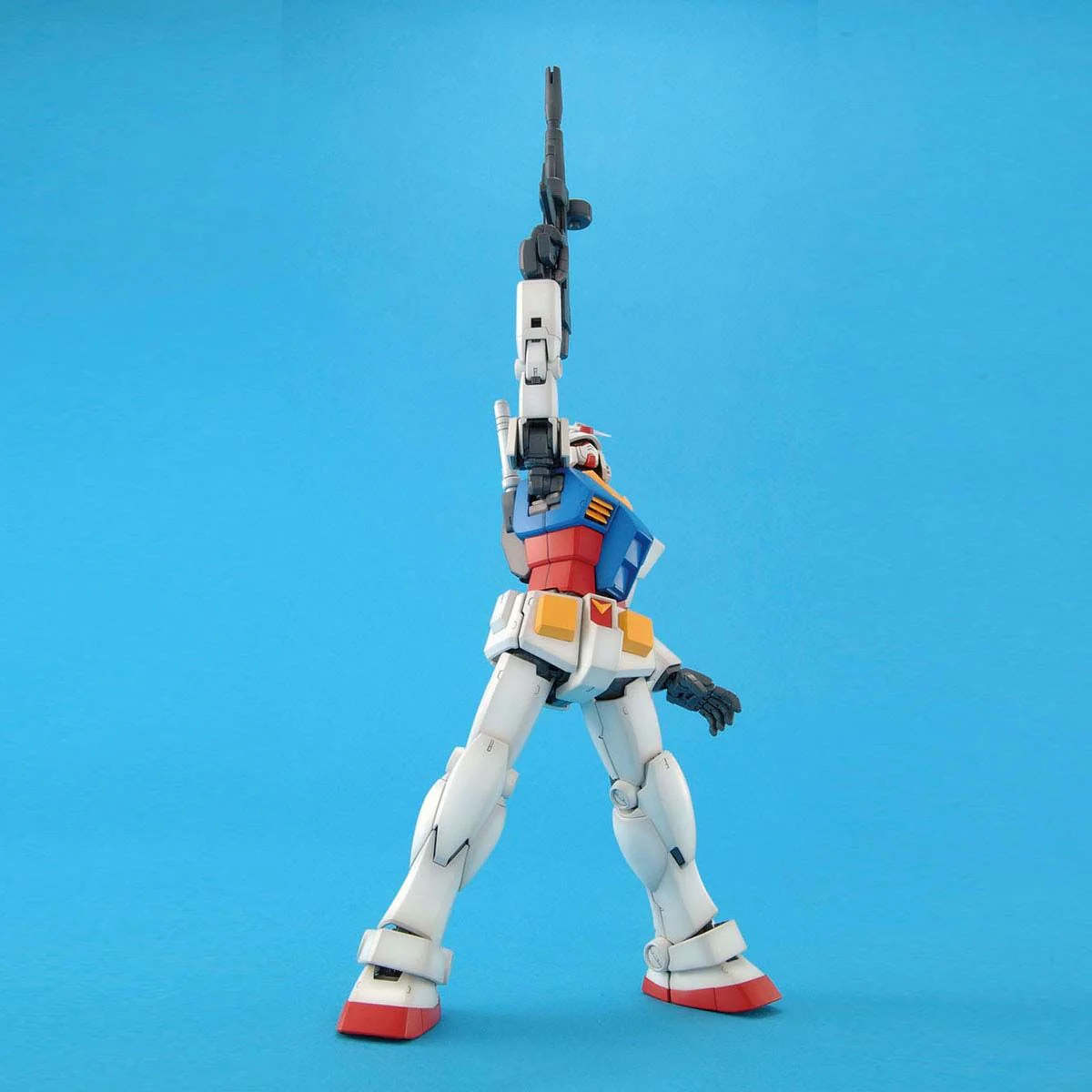 Bandai MG 1/100 Gundam RX-78-2 (Ver 2.0) Model Kit - Image 4