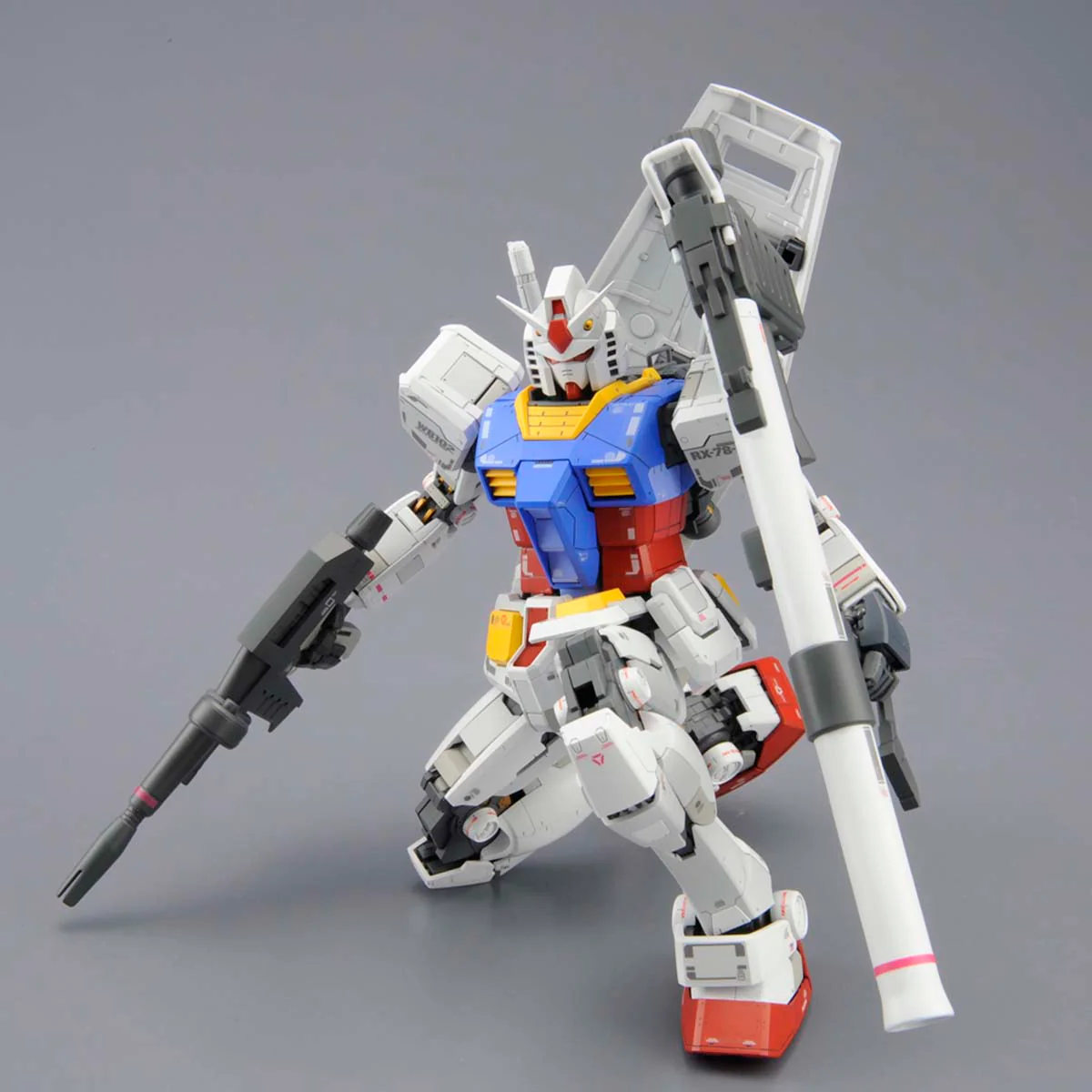 Bandai MG 1/100 Gundam RX-78-2 VER.3.0 Model Kit - Image 3