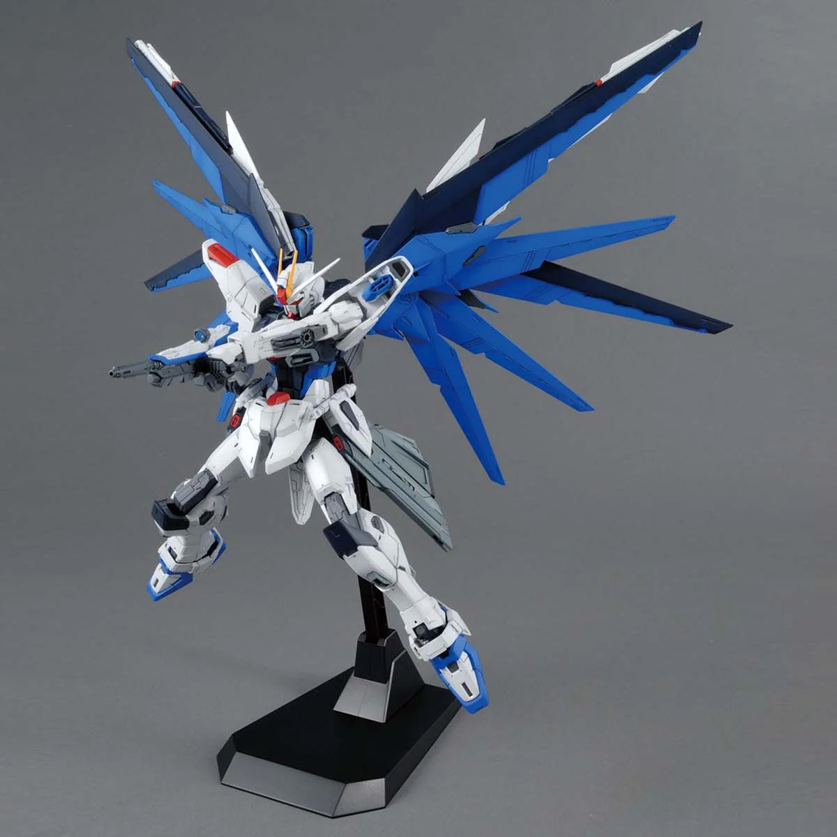 Bandai MG 1/100 ZGMF-X10A Freedom Gundam 2.0 Model Kit - Image 4